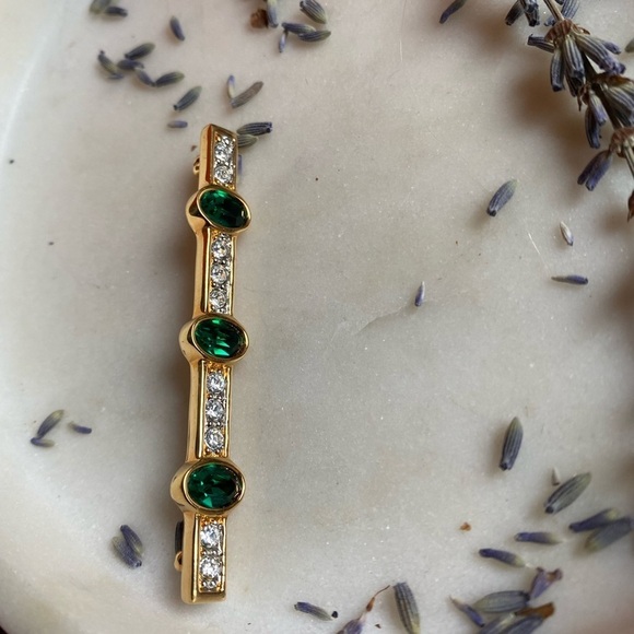 Swarovski S.A.L bar gold tone pin with green and white crystals - Picture 10 of 15